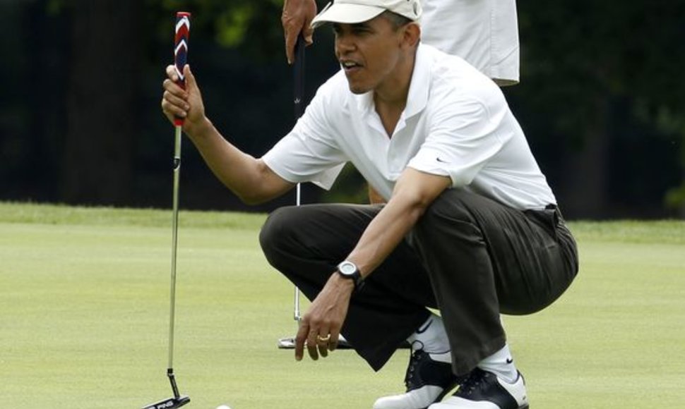 Barackas Obama žaidžia golfą