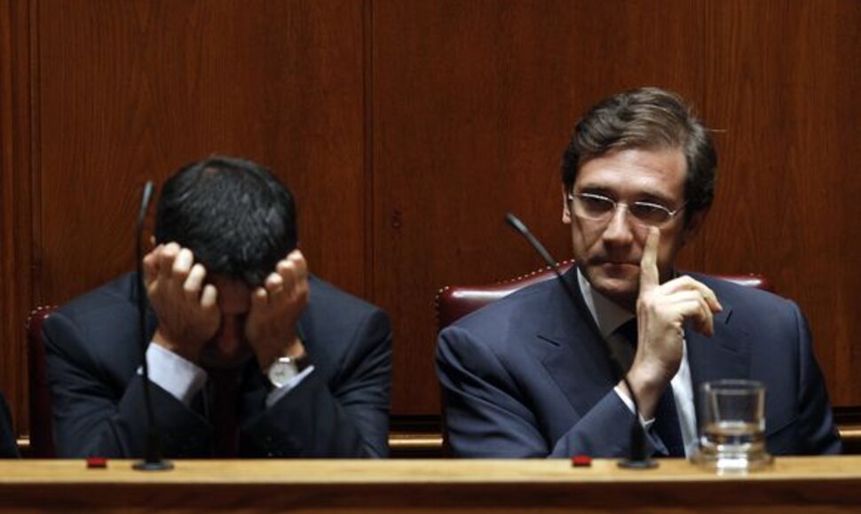 Portugalijos premjeras Pedro Passos Coelho (dešinėje) ir finansų ministras Vitoras Gasparas