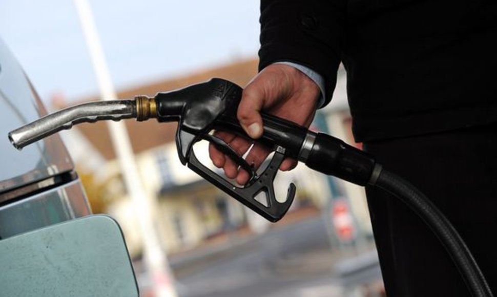 Degalų kainos gąsdina ir britus
