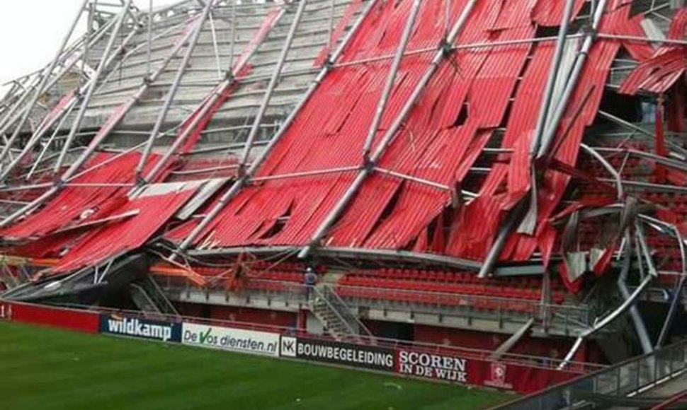 Įgriuvęs stadiono stogas