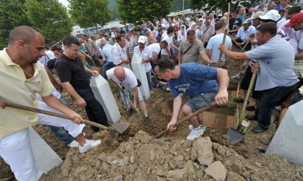 Bosnijos musulmonai pirmadienį susirinko į šimtų neseniai identifikuotų Srebrenicos žudynių aukų laidotuves