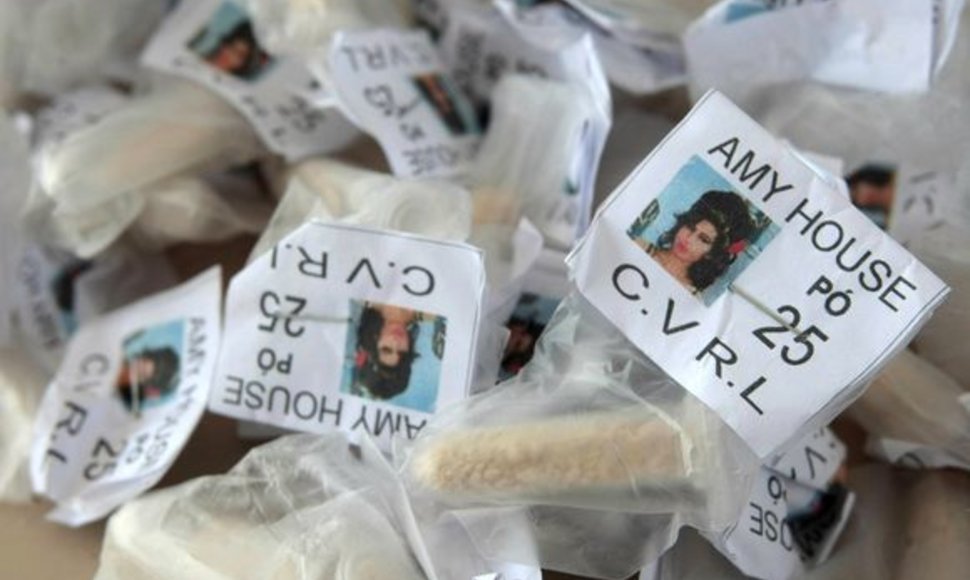 Kokaino paketėliai su Amy Winehouse atvaizdu