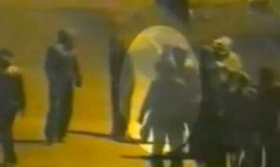 Video matyti, kaip riaušininkai šaudo į policiją