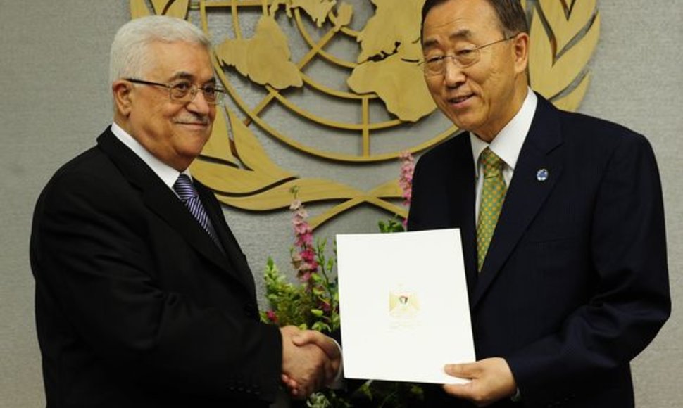 Palestinos lyderis Mahmoudas Abbasas įteikia prašymą Jungtinių Tautų vadovui Ban Ki-Moonui  