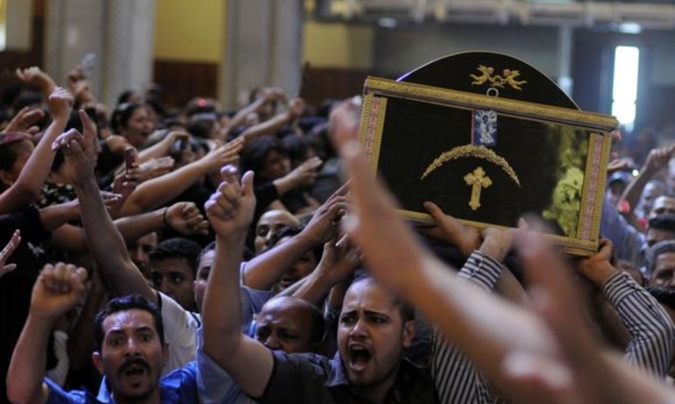 Koptų protestuotojai neša karstus