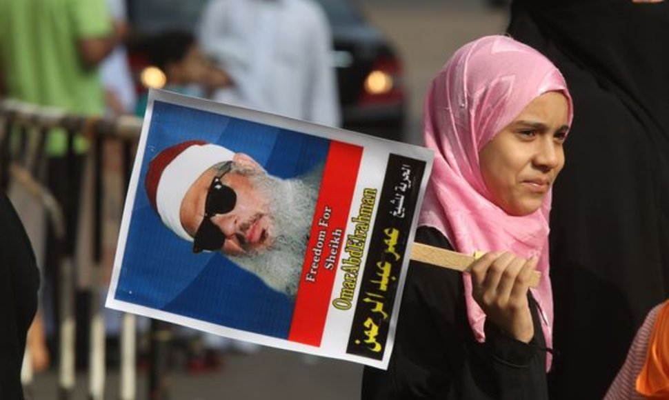 Egiptietė, laikanti plakatą su Omaro Abdel Rahman nuotrauka