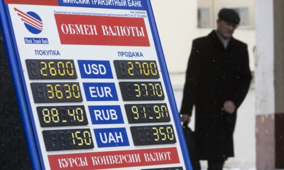 Devalvavus nacionalinę valiutą baltarusių perkamoji galia sumažės.