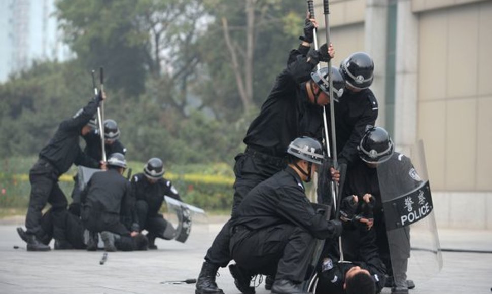 Kinijoje pareigūnai apmokomi, kaip malšinti riaušes
