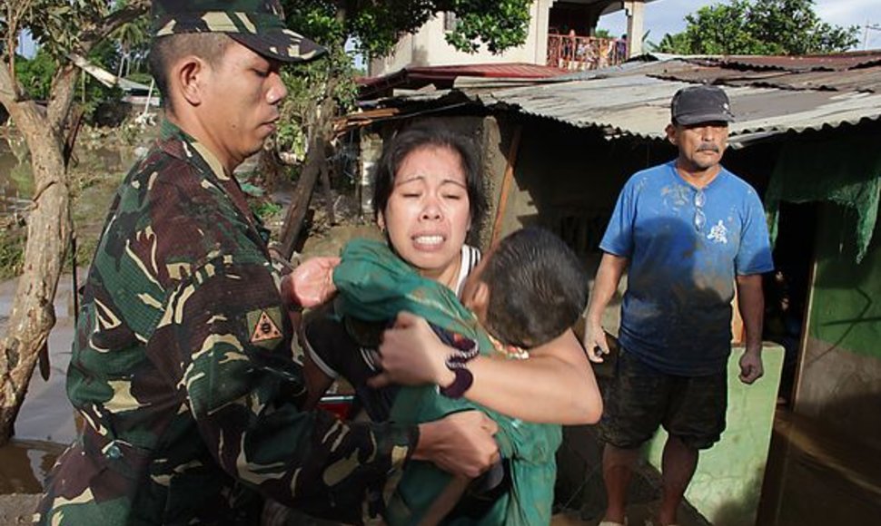 Filipinuose žmonės gedi žuvusiųjų