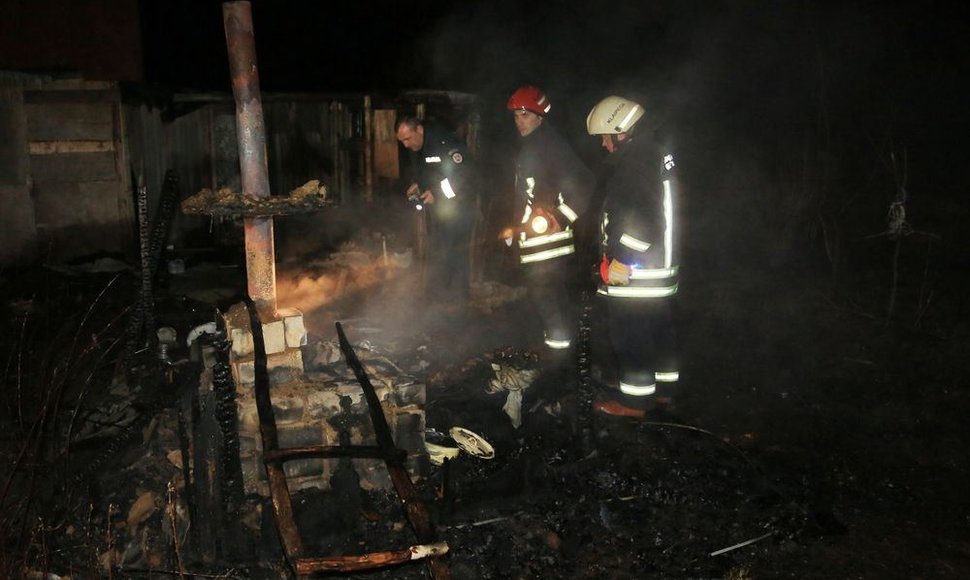 Sodų bendrijoje „Dituva“ sudegė sodo namelis, žuvo žmogus.