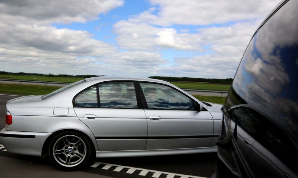 Įtartinų veikėjų automobilis BMW yra skirtas Anglijos rinkai, su vairu dešinėje pusėje.