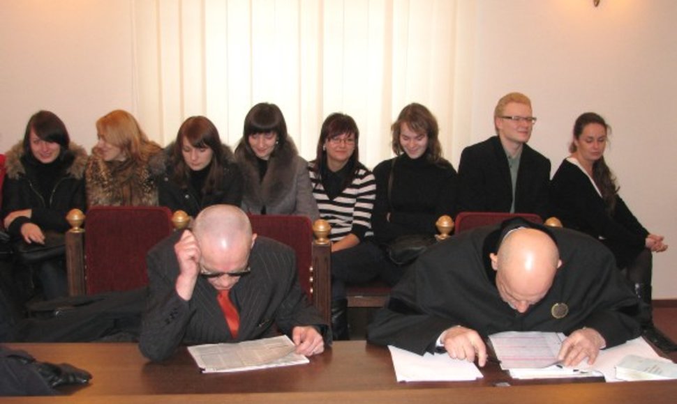 V.Lučiūnas (kairėje) ir advokatas K.Čilinskas įtemptai ruošėsi posėdžiui, kurį stebėti panoro penkiolika studentų.