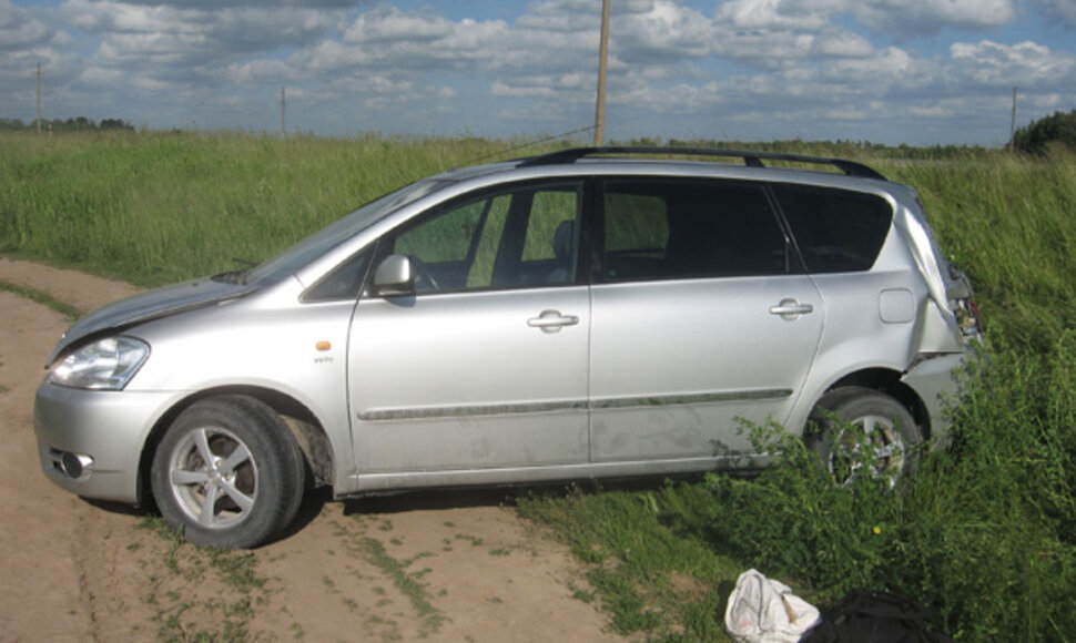 Mažeikių rajone apvirtus moters nesuvaldytam automobiliui „Toyota“, sužaloti iš viso 5 žmonės, o viena dešimtmetė atsidūrė reanimacijoje.