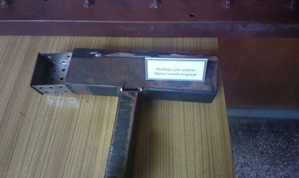 Vilniaus pataisos namuose: mobiliojo ry&scaron;io telefono metalinė slėptuvė.