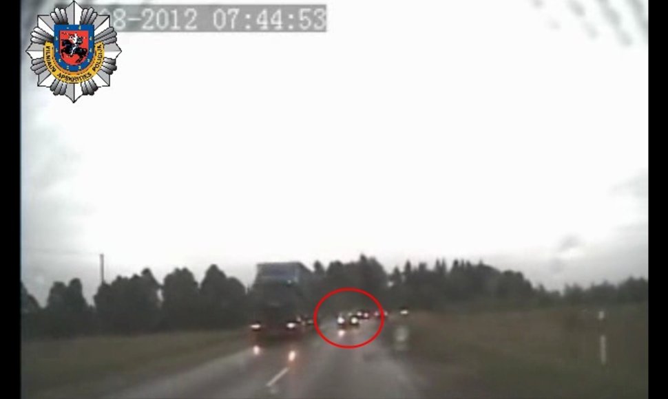 Užfiksuota avarinė situacija: nors priešpriešiais artėjo filmuojantis policijos automobilis, „Volvo V70“ vairuotojas, net neparodęs posūkio, ėmė lenkti sunkvežimį. 