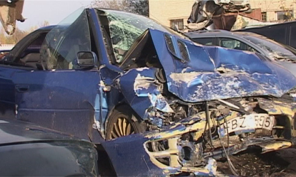Sudaužytas policininko automobilis „Subaru Impreza“
