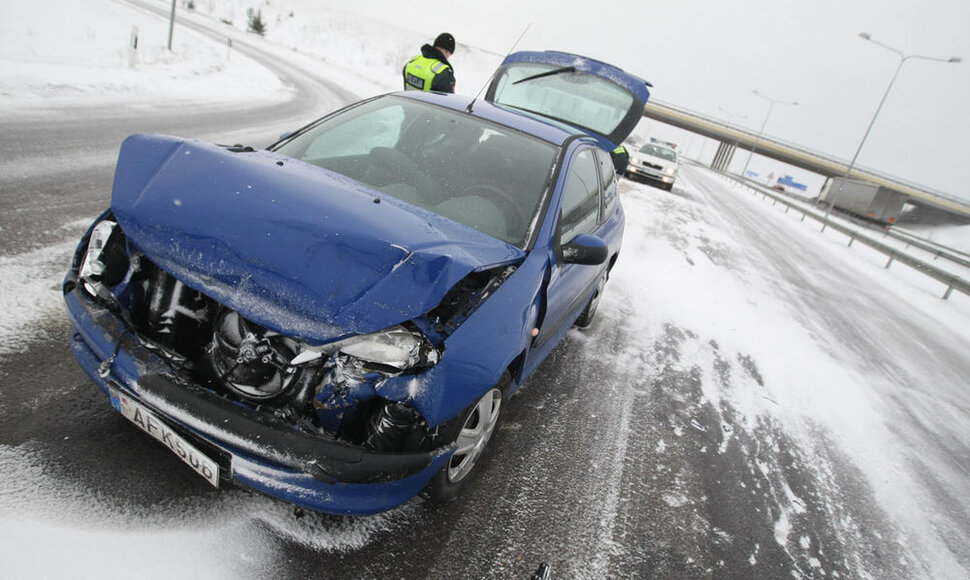 Slidinėjantis transportas ir avarijos padariniai Minsko plente