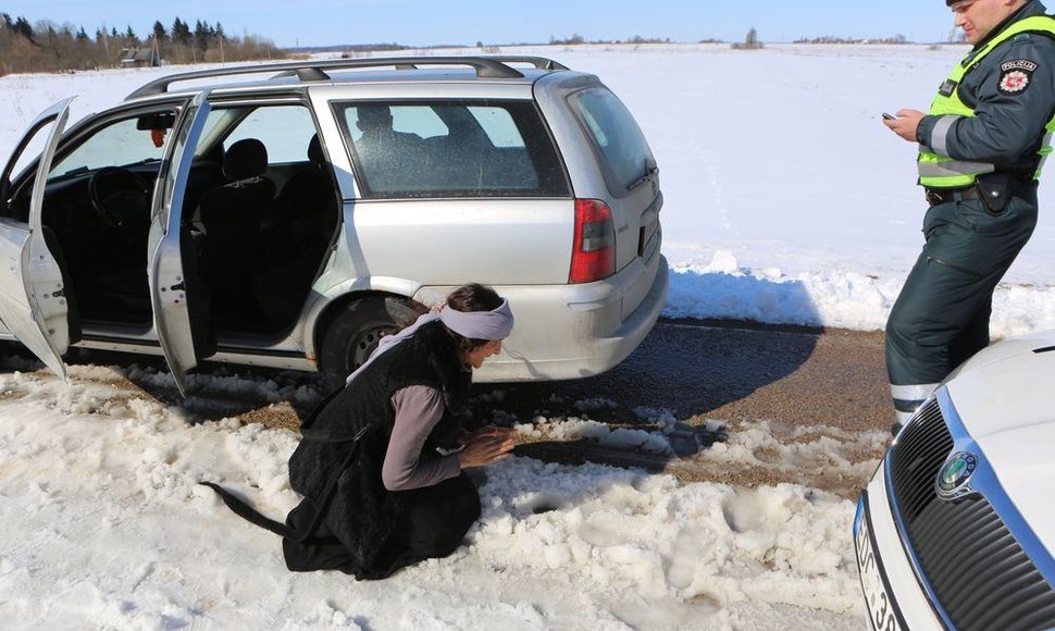 Įtariamųjų aferistų gaudynės ir sulaikymas, atgaila