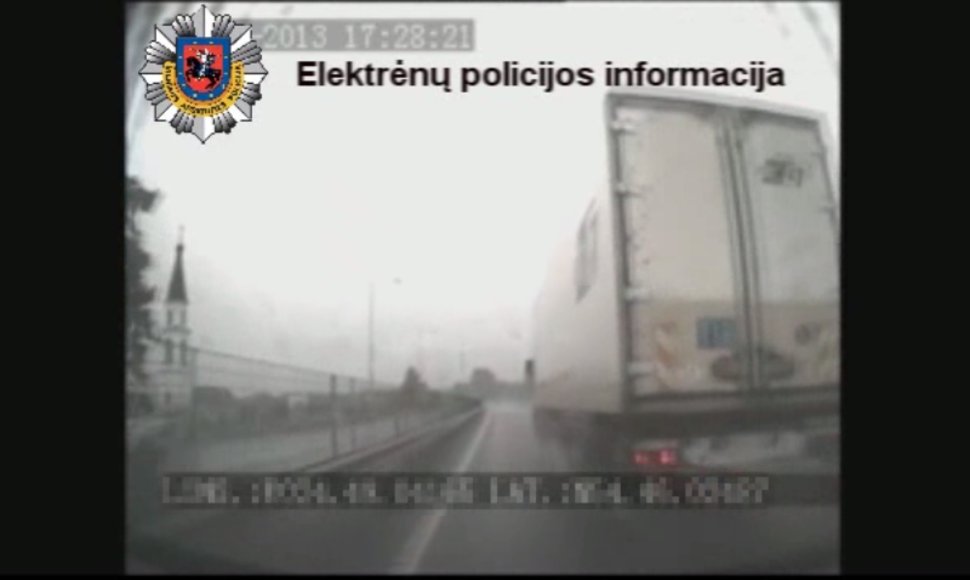 Teigiama, kad sunkvežimis manevrą pradėjo prieš pat policijos mašiną, juolab neparodė posūkio signalo.