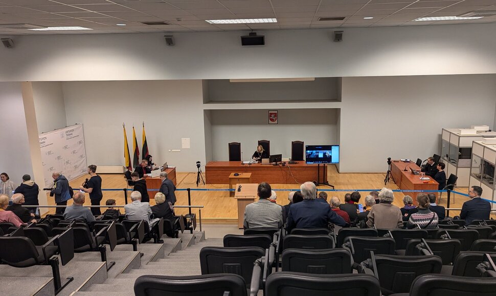 Vilniaus miesto apylinkės teisme vasario 24 d. vyko antras mokytojos Alinos Laučienės kurstymo tautiniu, rasiniu, etniniu ar religiniu pagrindu bylos posėdis, dėl kaltinamosios palaikytojų gausos jis surengtas didesnėje salėje (kurioje vyksta riau&scaron;ių byla).