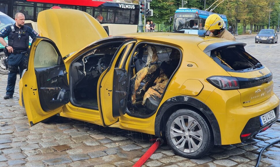 Pačiame Vilniaus centre užsidegė &bdquo;Spark&ldquo; elektromobilis &bdquo;Peugeot e-208&ldquo;