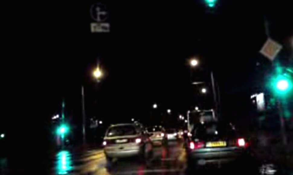 Stop kadras iš filmuotos medžiagos apie eismą su „žaliosiomis bangomis“ Vilniuje (ž. video apačioje).