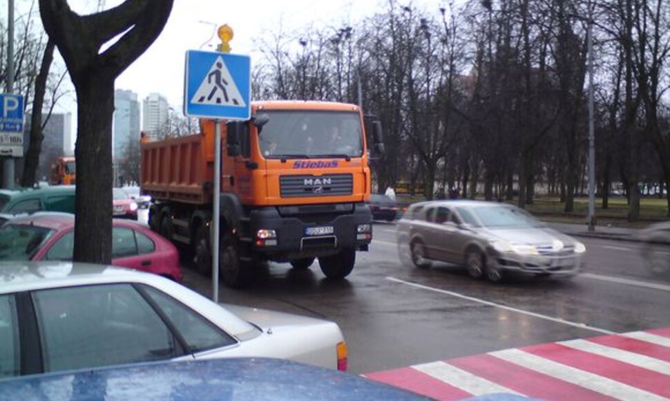 Sunkvežimiai labai užstoja matomumą.