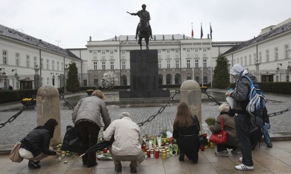 Per aviakatastrofą žuvo Lenkijos prezidentas L.Kaczynskis ir dar mažiausiai 87 keleiviai.