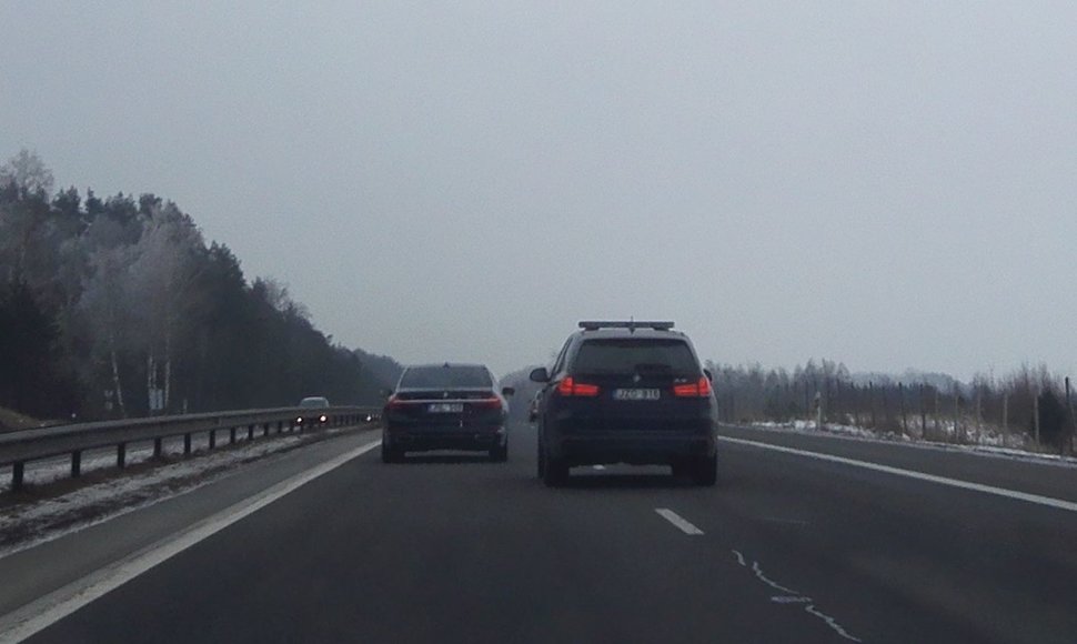 BMW automobiliai greitkelyje, anot liudininko, judėjo apie 150 km/val. greičiu.