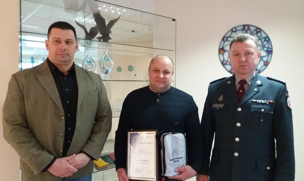 Alytaus policijos vadovų apdovanotas Arūnas Žvaliauskas.