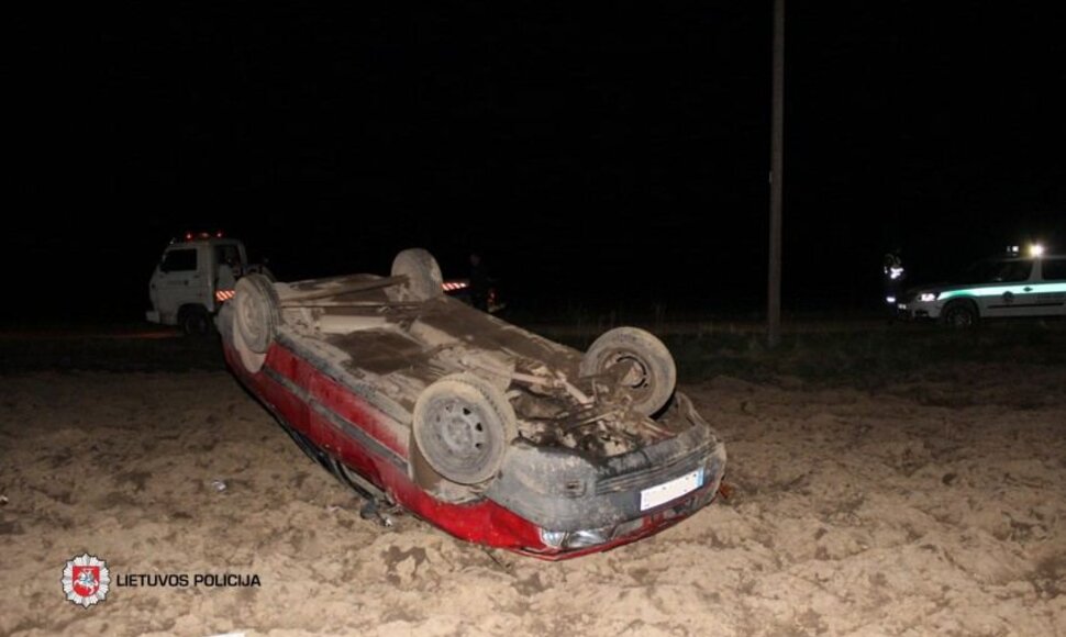 Apvirtęs automobilis
