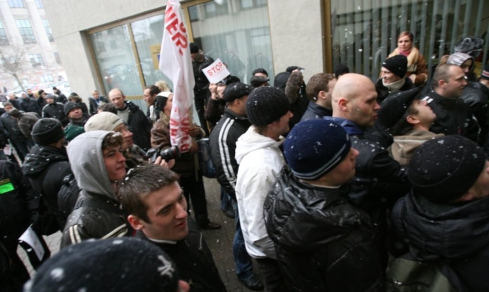 Protesto akcija prie Seimo virto riaušėmis.
