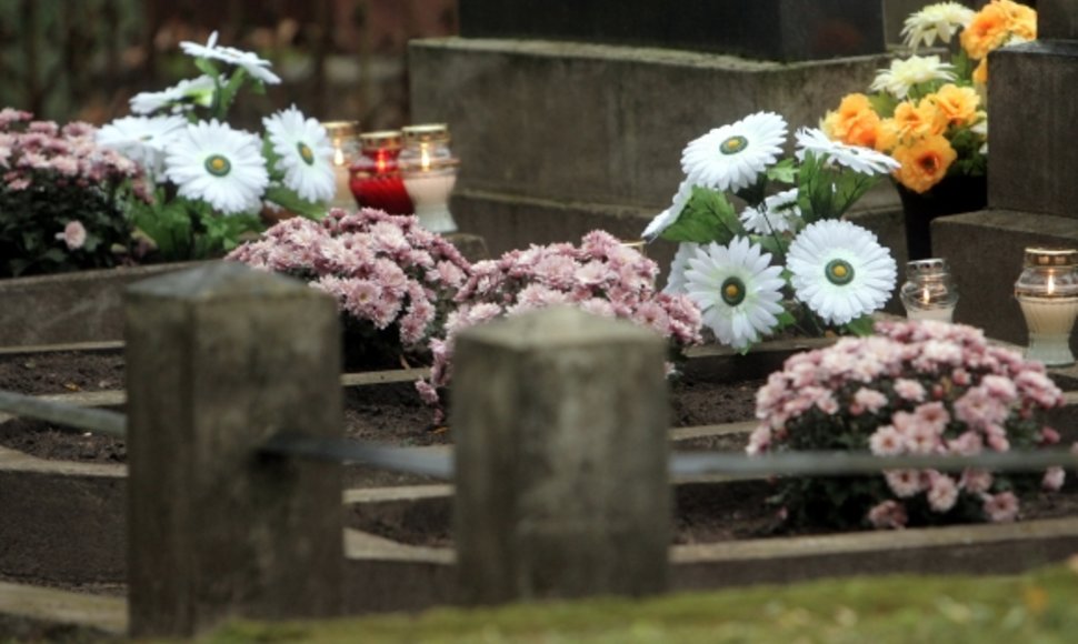 Seimo pirmininkė Irena Degutienė lankosi kapinėse