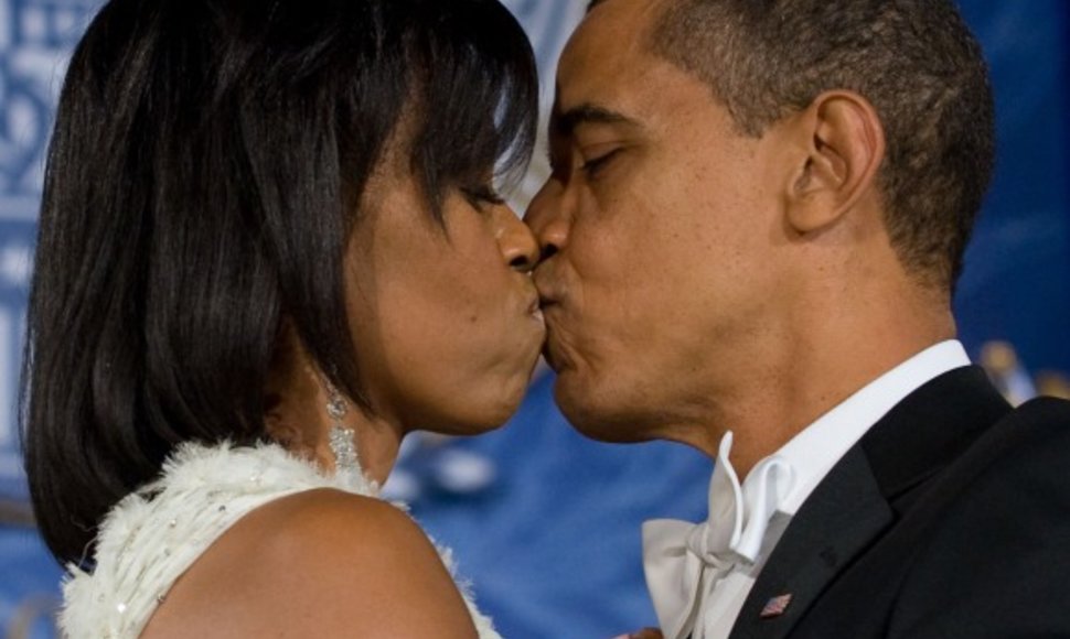 B.Obama su žmona šoka savo pirmąjį prezidentinį šokį