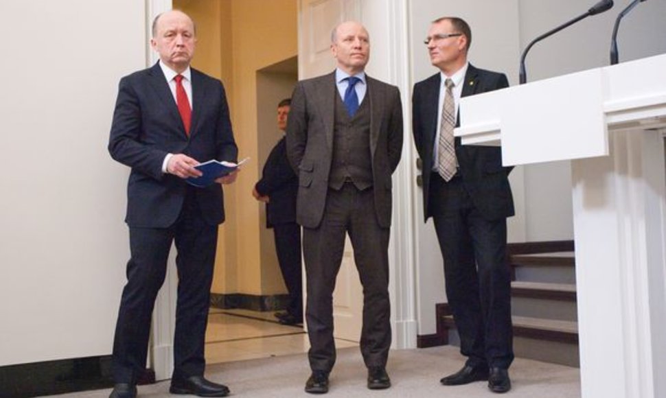 Prezidentės sutaikyti (iš kairės) A.Kubilius, R.Palaitis ir A.Čaplikas atrodė kaip žemę pardavę. 