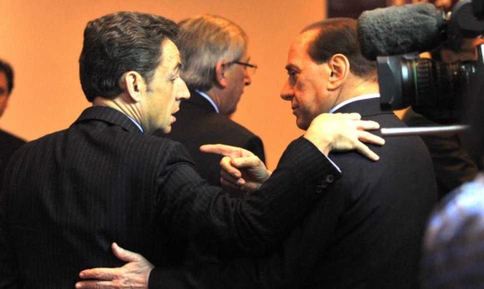 Prancūzijos prezidentas Nicolas Sarkozy (kairėje) su italų premjeru Silvio Berlusconi prieš susitikimą. 