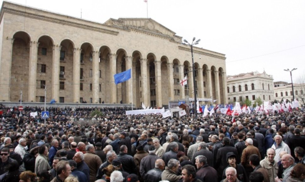 Tbilisyje tūkstančiai žmonių renkasi prie parlamento rūmų.