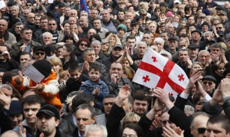 Tbilisyje į gatves išėjo tūkstančiai žmonių. 