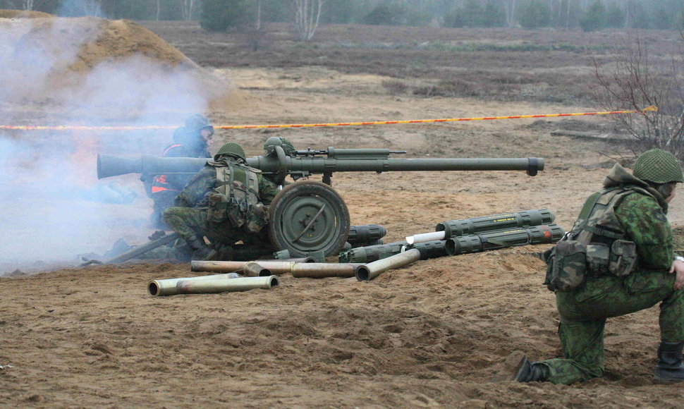 KAM karių surengtos kovinio šaudymo iš 90 mm prieštankinio beatošliaužio pabūklo PV1110 pratybos Pabradės poligone.