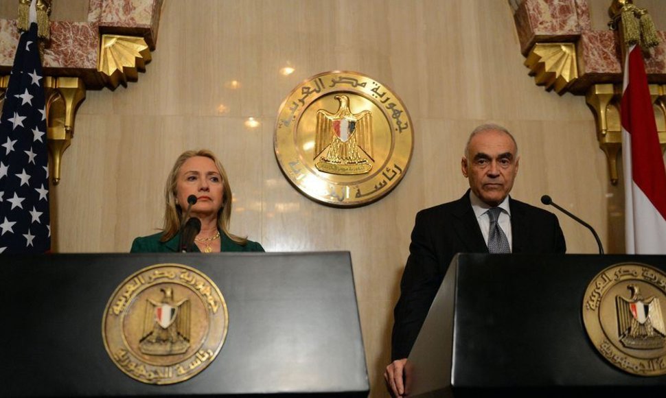 Egipto užsienio reikalų ministras Mohamedas Kamelis Amras ir JAV valstybės sekretorė Hillary Clinton