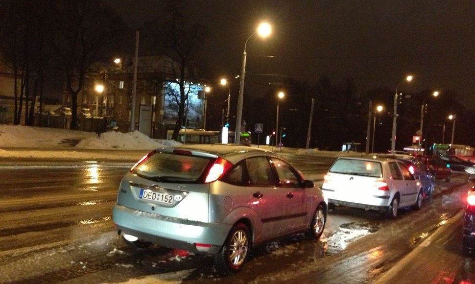 Vilniuje – labai slidu, Švitrigailos gatvėje susidūrė du automobiliai