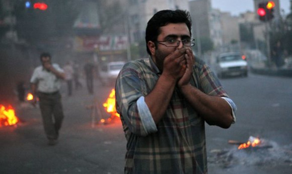Irano policija susirėmė su draudimų nepaisančiais protestuotojais 