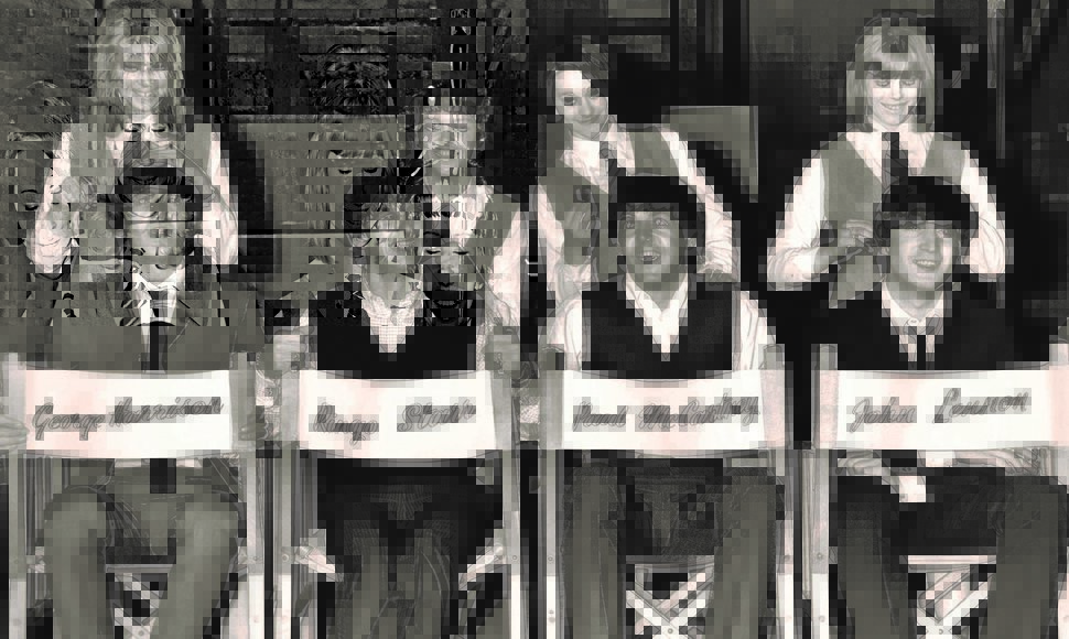 „The Beatles“ per filmo „A Hard Day‘s Night“ filmavimo pertrauką apsimeta, kad stilistės, atlikusios vaidmenis filme, jiems šukuoja plaukus. Už Harrisono stovinti moteris yra Pattie Boyd, vėliau už jo ištekėsianti.