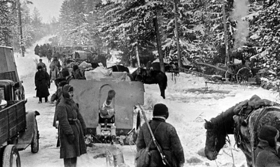 Suomijos giriose sovietų kariuomenės kolonos ištįsdavo begales kilometrų, todėl tapdavo lengvu taikiniu kur kas mažesnėms suomių pajėgoms.