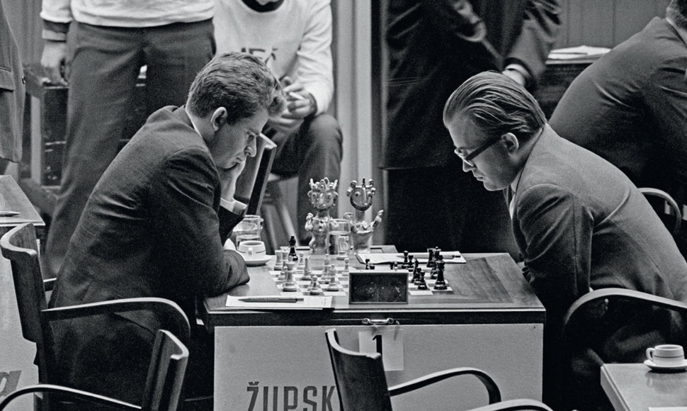 Akimirka iš SSRS ir pasaulio rinktinių mačo. Jame dalyvavęs Spaskis sužaidė vieną geriausių savo karjeros partijų. Jo varžovas – didmeistris iš Vakarų, puikus šachmatininkas Bentas Larsenas.