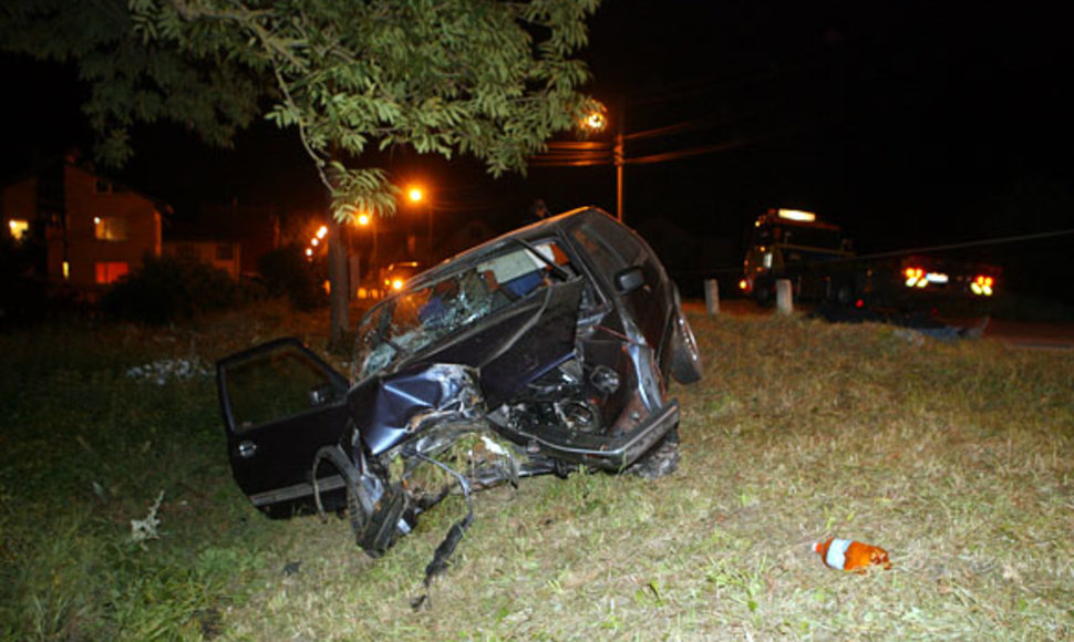 Kaune automobilis trenkėsi į medį, vairuotojas žuvo. 