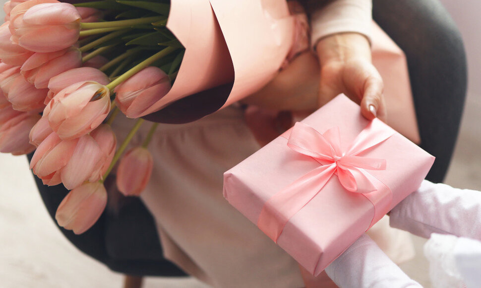 Mamos diena su knyga TOP 10 knygų pasiūlymų mylimoms mamoms
