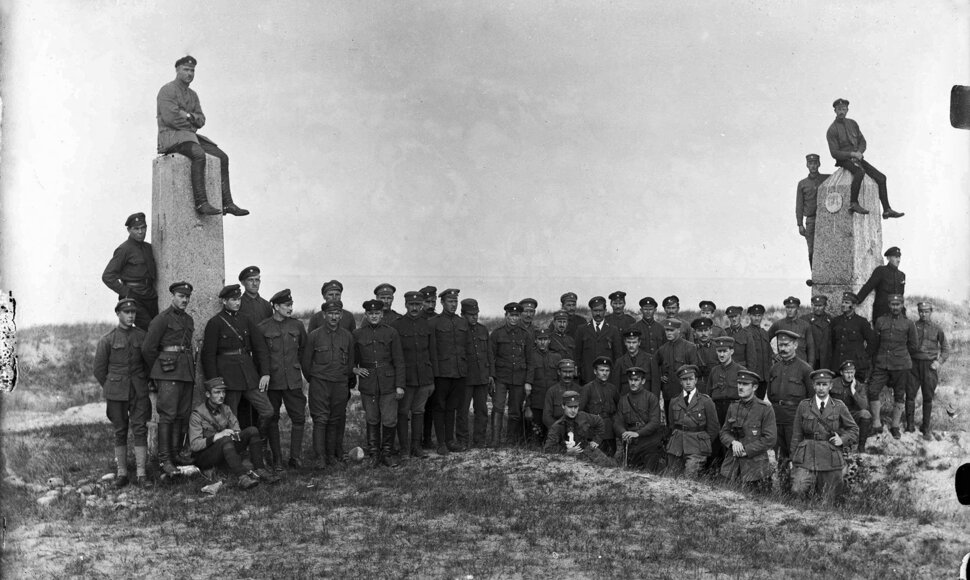 Latvijos kariuomenė Palangos pasienio poste (1920). Ši Latvijos artilerijos dalinio „Zemgale“ nuotrauka daryta prieš pat Palangos perdavimą Lietuvai. Latvijas Nacionālā bibliotēka.