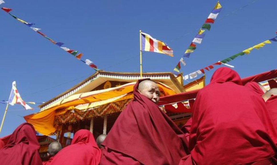 Tibeto dvasinis vadovas Dalai Lama pirmadienį atvykęs į Indijos regioną netoli Tibeto sienos susitinka su tūkstančiais savo pasekėjų.