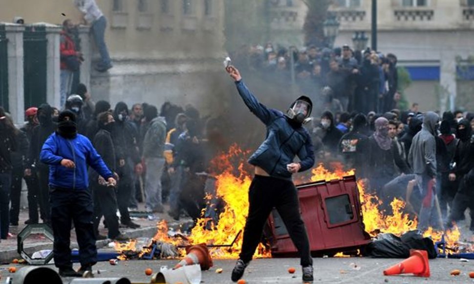Atėnuose susigrūmė protestuotojai ir policija, kai tūkstančiai žmonių išėjo paminėti prieš metus pareigūno nušauto jaunuolio atminimą. 